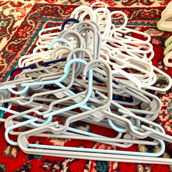 25 plastic children’s clothes hangers. Different colors as shown. - Picture 1 of 4